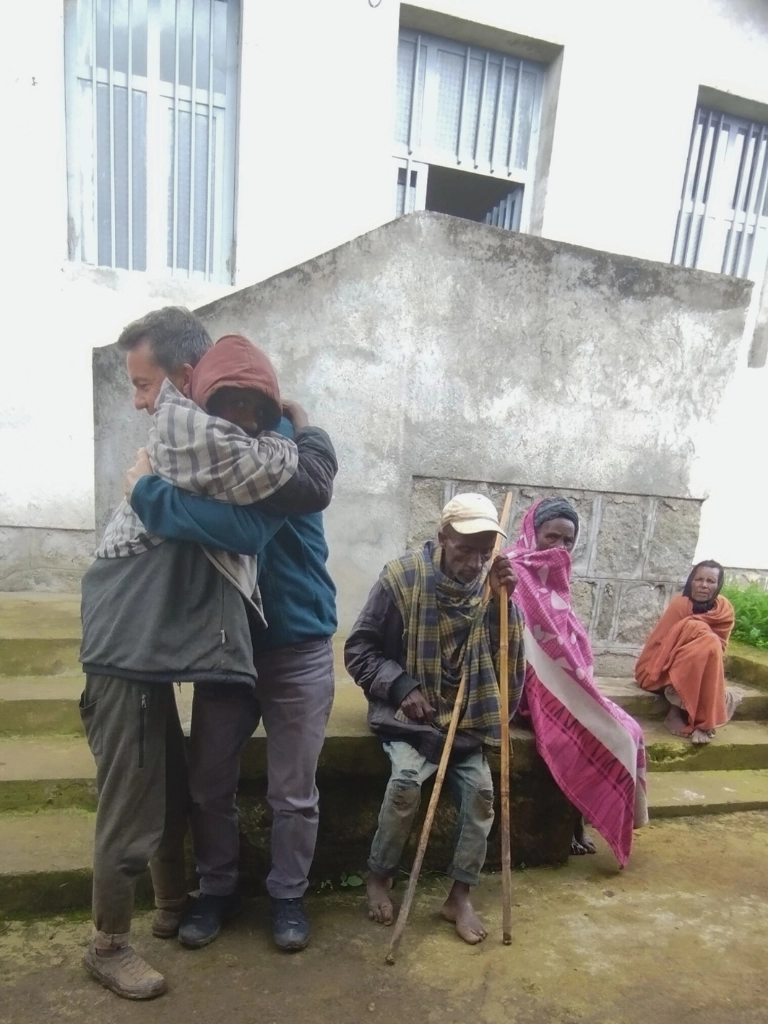 Abbracci di ringraziamento tra missionari e locali in Etiopia ad Adaba.