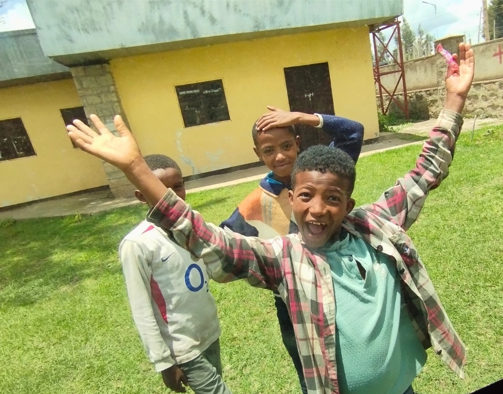 Ragazzi felici della scuola cattolica di Adaba, in Etiopia, Una splendida occasione per insegnare l'inglese con Metodo Nicosia