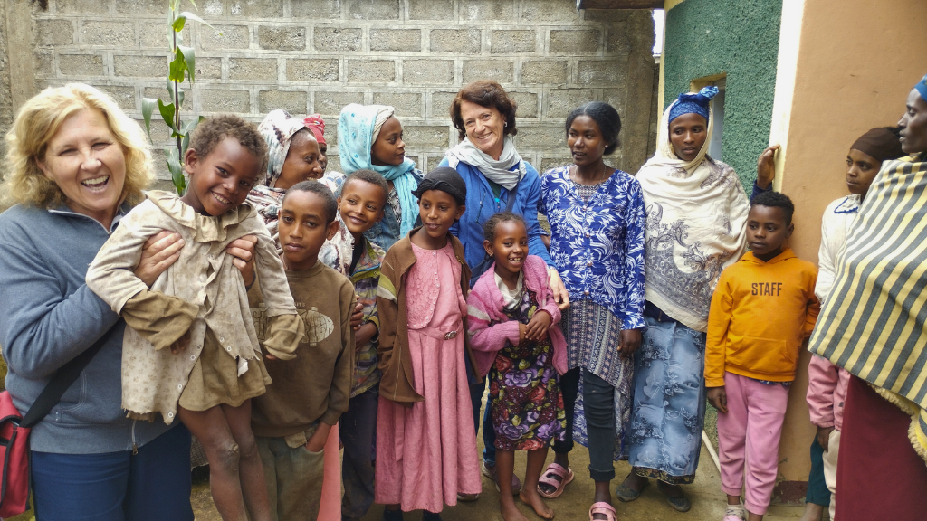 Gruppo di alunni ed insegnanti della scuola di Dodola - Insegnare l'inglese in Etiopia con Colours in Action