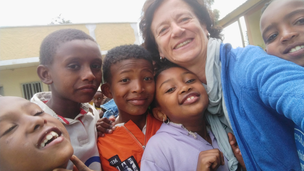 Selfie di Stefania con alcuni bambini etiopi della missione.