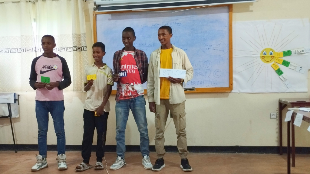 Studenti etiopi delle medie svolgono esercizi del Metodo Nicosia con le flashcards