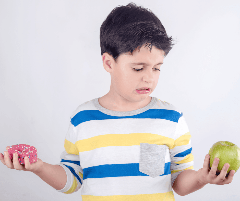 bambino che sceglie la merenda tra due opzioni